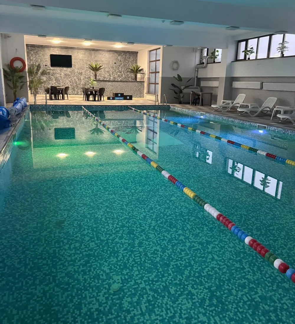 Piscina cu culoarele marcate, pregătită pentru cursurile de înot