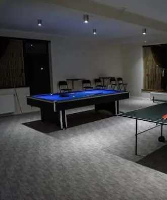Masa de biliard cu postav albastru, în sala de joc
