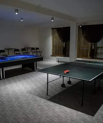 Masa de tenis de masă cu două palete pe ea