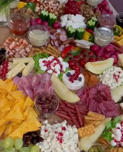 Platou cu mezeluri, brânzeturi, legume și fructe, pregătit pentru un eveniment