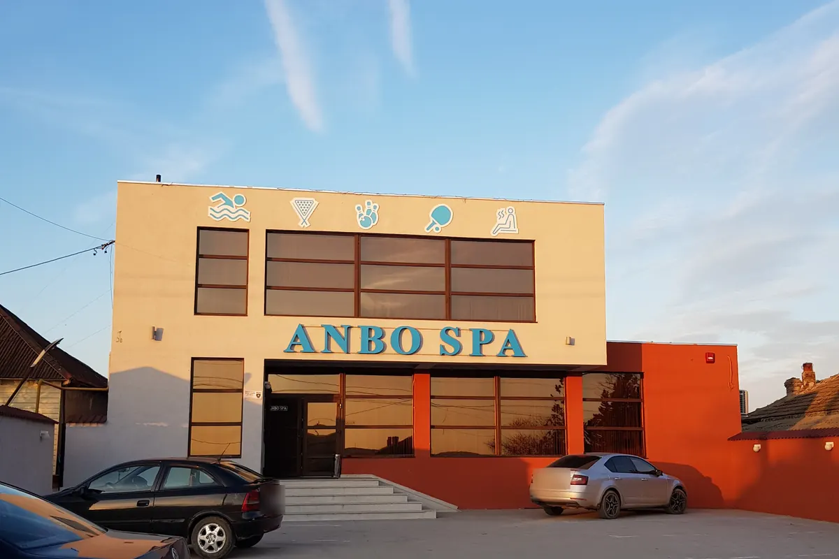 Clădirea Anbo Spa ziua, cu parcarea din față