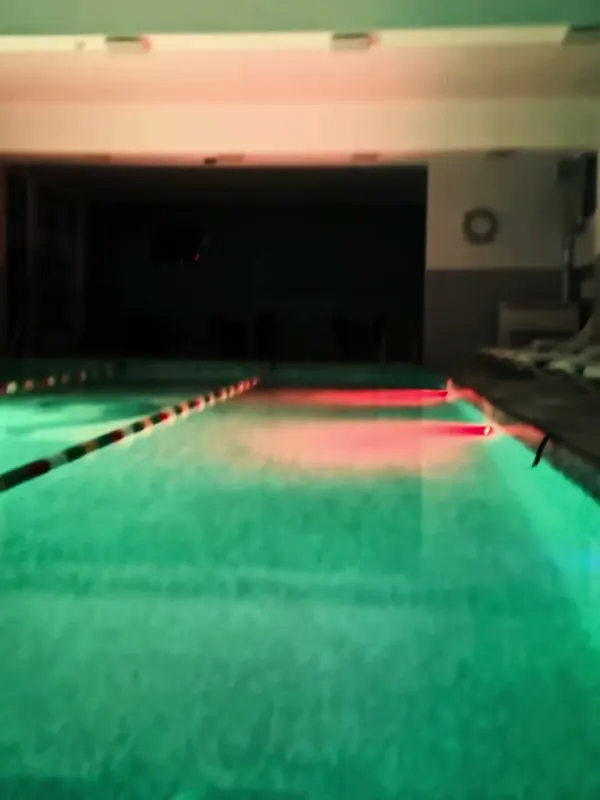 Piscina seara, cu luminile din apă aprinse